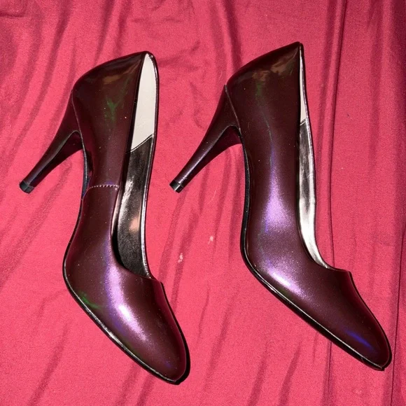 Women's Iridescent Pumps - Picture 2 of 4